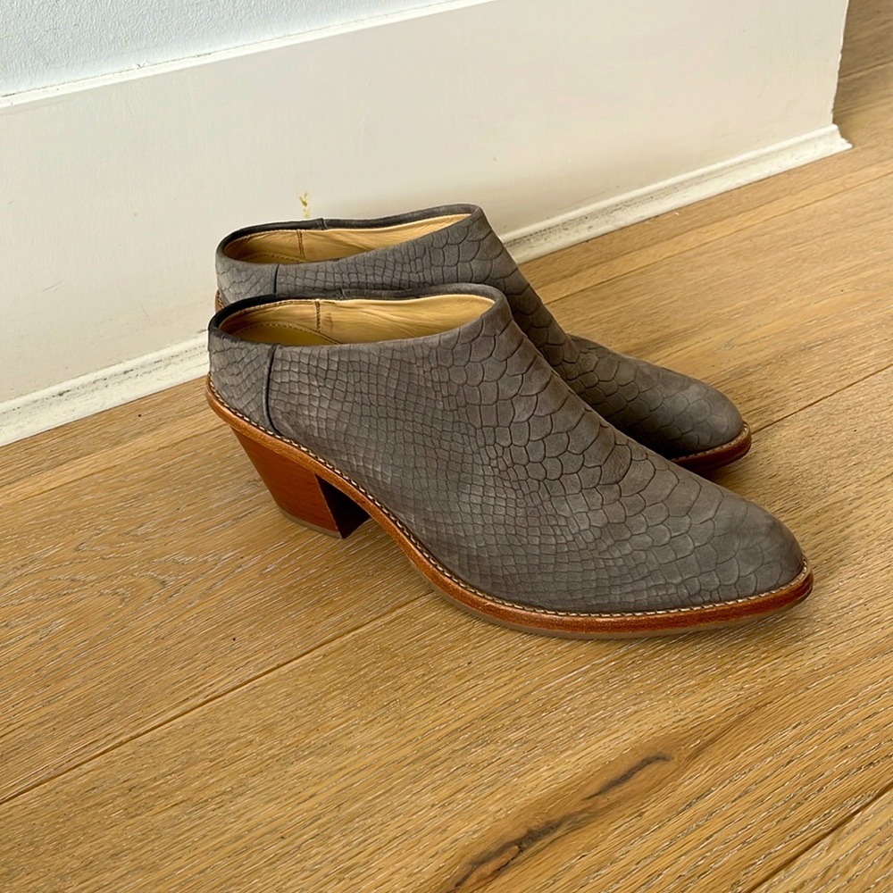 Poppy Barley market mule in gray nubuck
